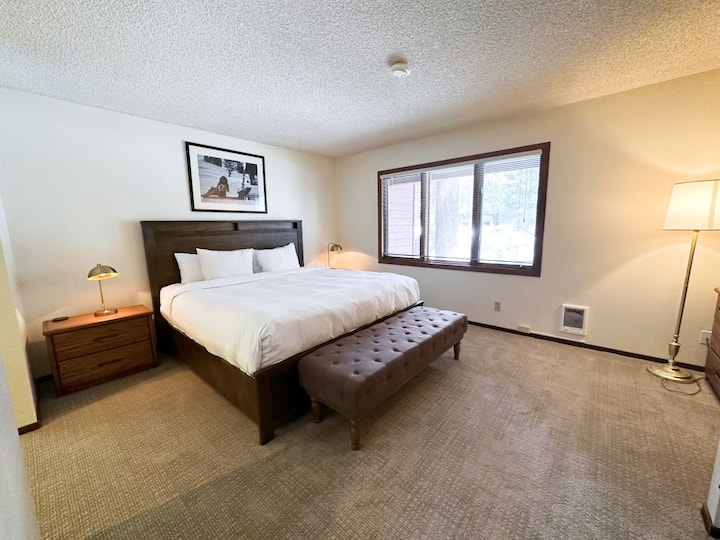 Dhoma kryesore e gjumit ka krevat të këndshëm me madhësi mbretërore.