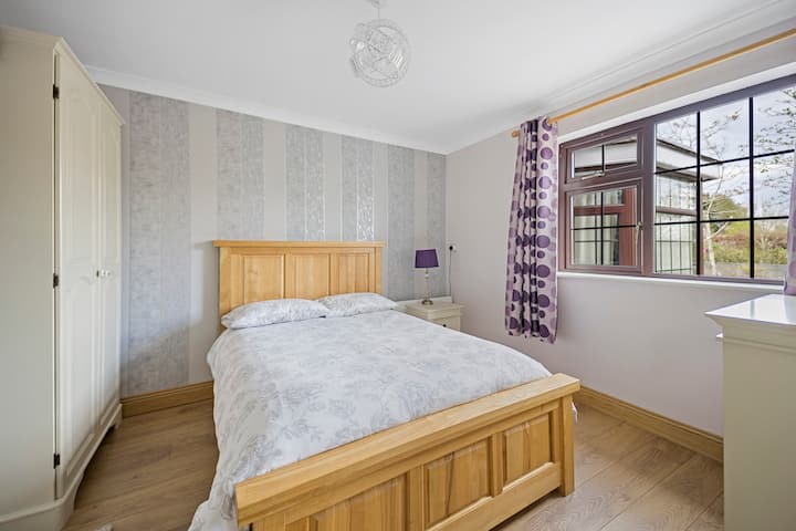 غرفة نوم في الطابق السفلي