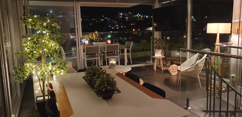 Modern-Stylish 2 Bed 2 Bath Penthouse -Bondi Beach gallery image 2