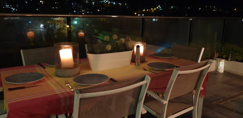Modern-Stylish 2 Bed 2 Bath Penthouse -Bondi Beach gallery image 5