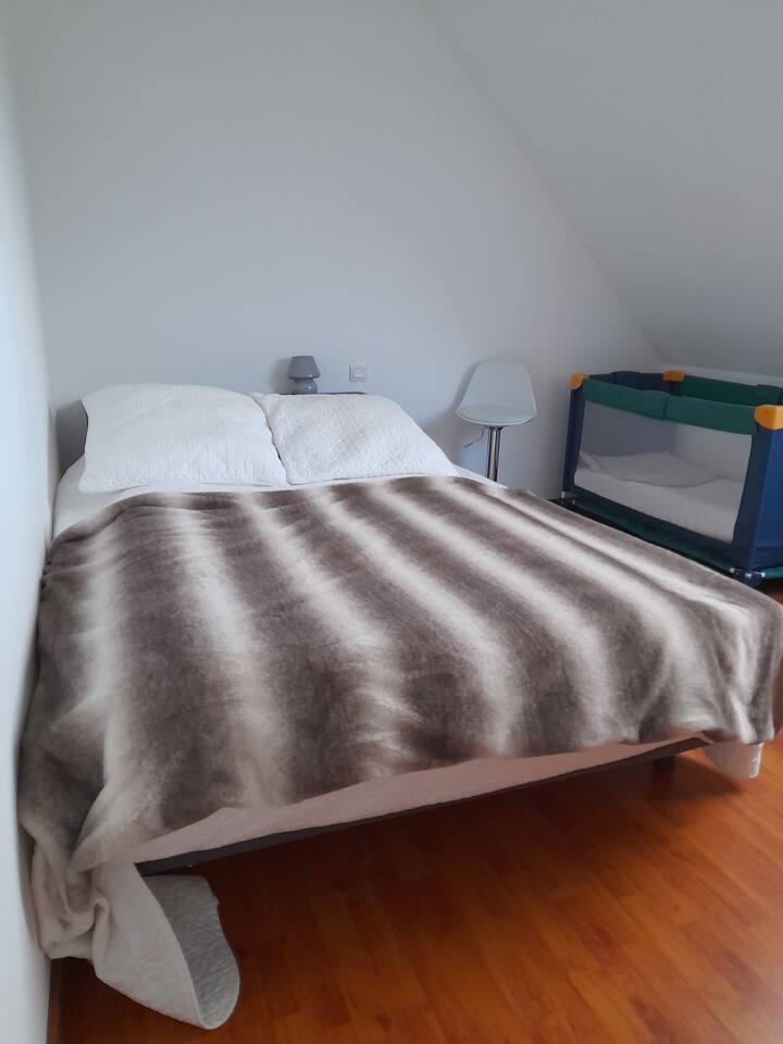 chambre 1 avec un lit de 140 ,un lit de 90 et un lit bébé