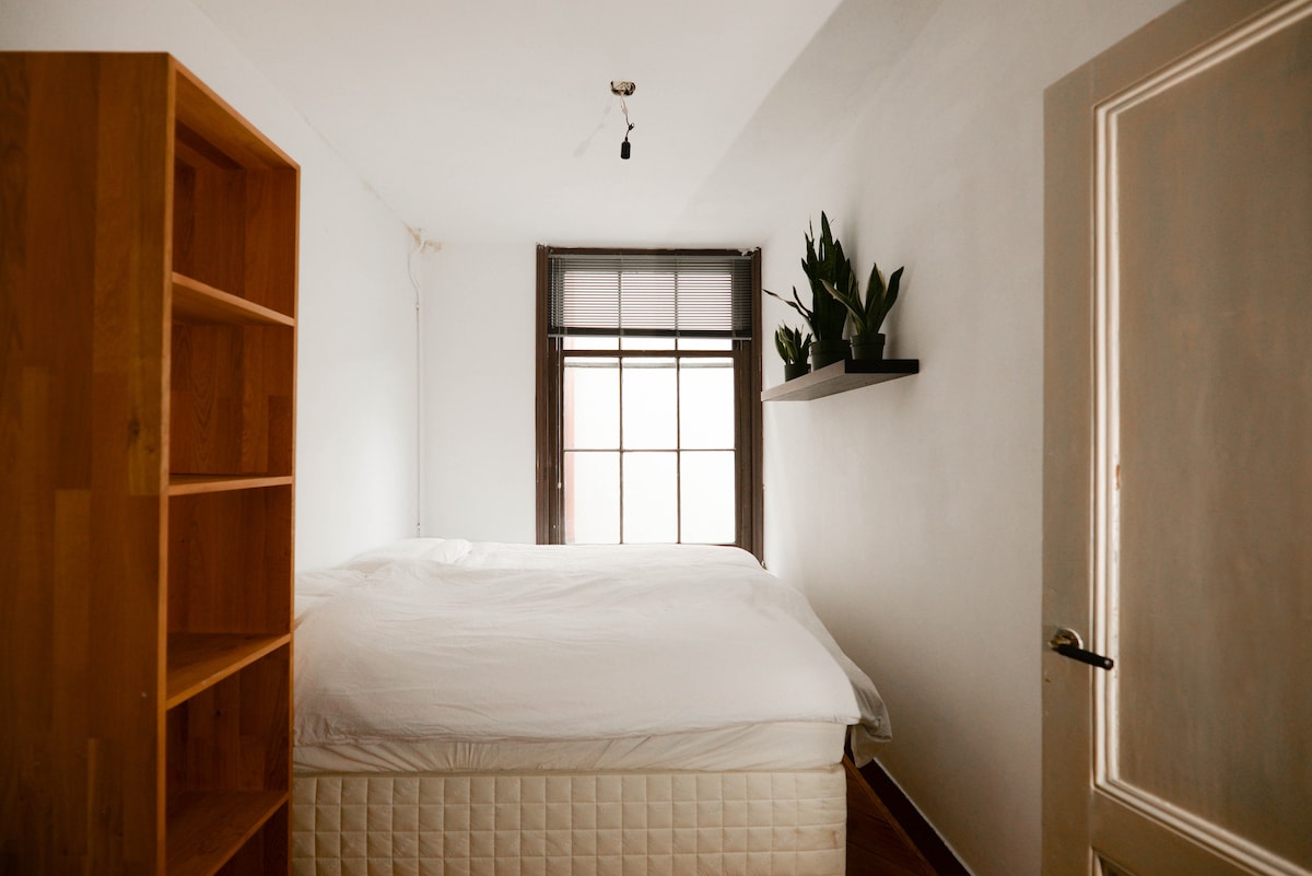 El dormitorio con una cama COCO-MAT tamaño king 