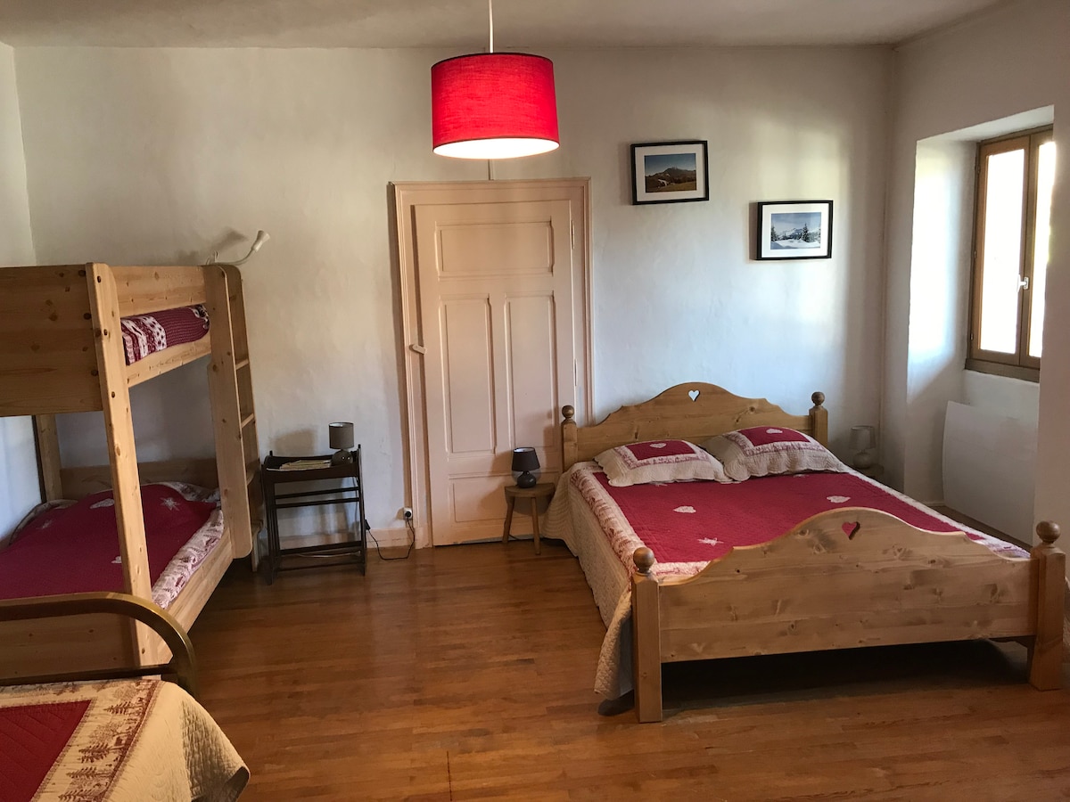 غرفة نوم بها 6 أسرّة بمساحة 22
مترًامربعًا سريران من 140
2 × 90 سرير بطابقين