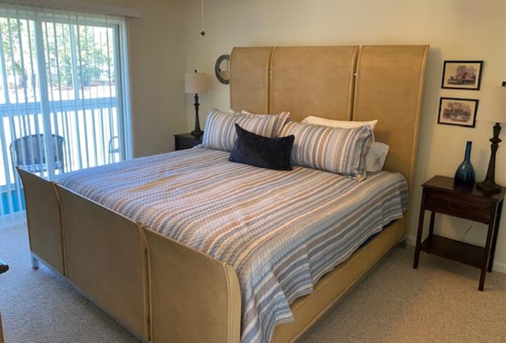 ห้องนอนใหญ่พร้อมเตียงคิงไซส์และทีวี  