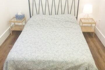 Втора спална соба со двоен кревет и прозорец на таванот