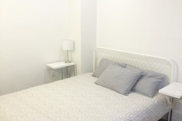 Главна спална соба со брачен кревет (широк 150-179 см) и прозорец на таванот