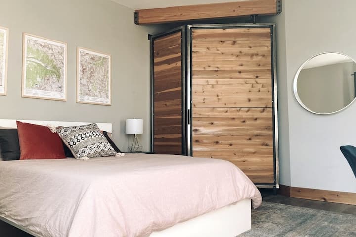 Hlavná spálňa s manželskou posteľou Queen