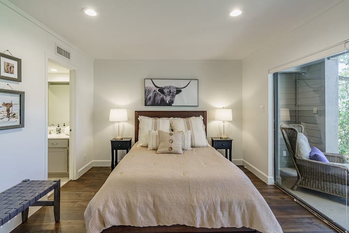 ห้องนอนชั้นบนพร้อมอ่างอาบน้ำ