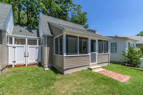 Cozy 2 bedroom cottage with parking on premises