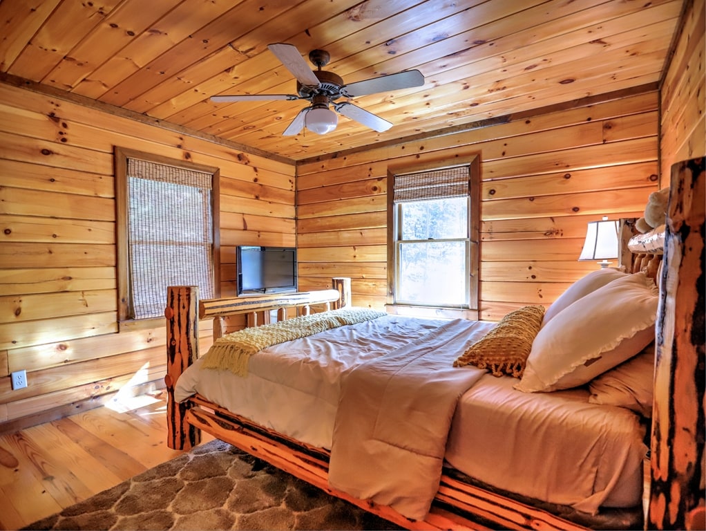 หนึ่งในสองห้องนอนรองบนชั้นหลักพร้อมเตียงควีนไซส์