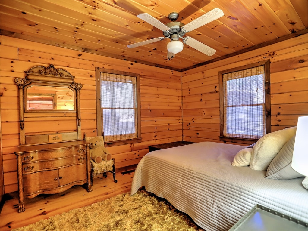 หนึ่งในสองห้องนอนรองที่ชั้นหลัก