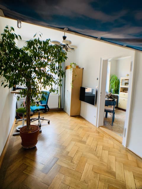 Successful Airbnb property: Stylish old building apartment in lively neighborhood in München