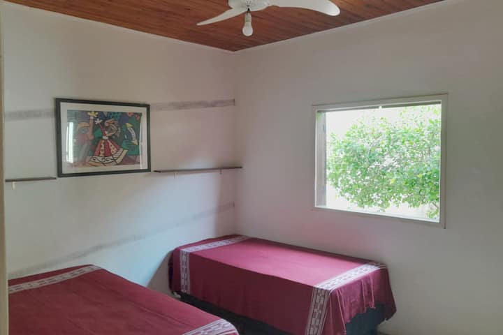 2 camas individuales (caja), además de forro de madera y ventilador de techo.