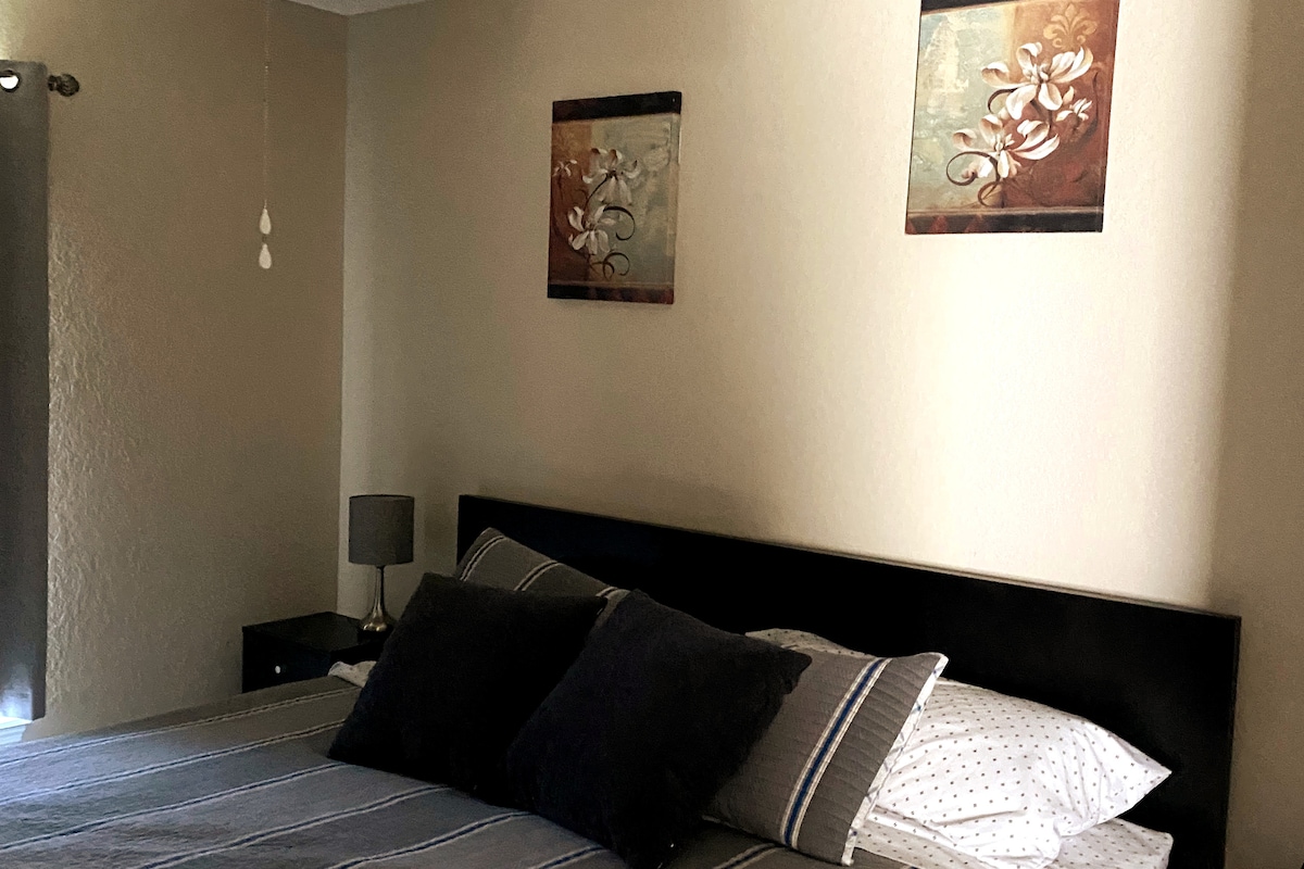 带特大双人床的卧室。