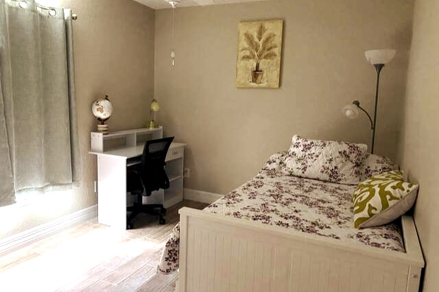 带办公空间的卧室。 双人床，可扩展为加大双人床 