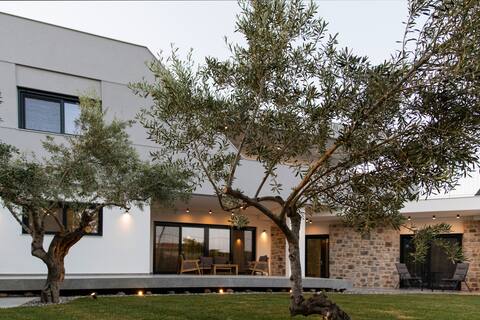 Beautiful contemporary villa with sea views