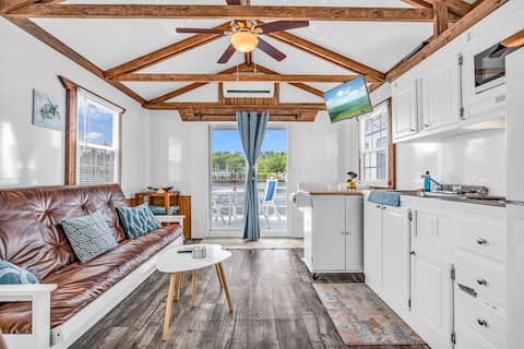 HOUSEBOAT 2BD, PRIVATE KEYS COTTAGE LOGGERHEAD