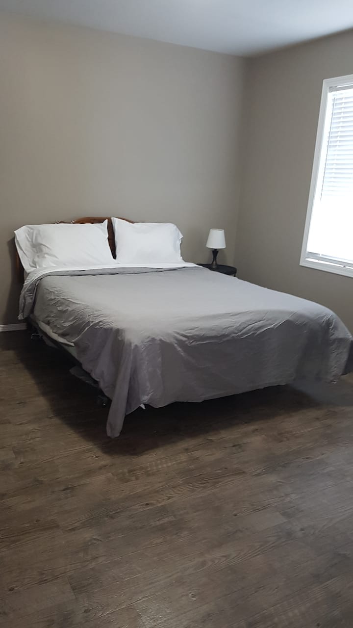 1号卧室位于主楼层。
双人床。