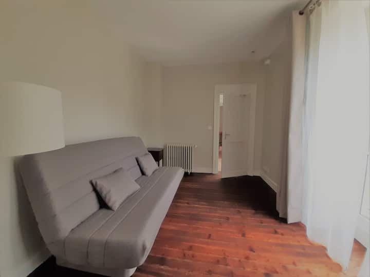 Met een zeer comfortabele slaapbank, biedt het boudoir plaats aan 2 personen.