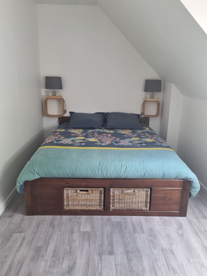 ห้องนอนใหญ่พร้อมตู้เสื้อผ้าและตู้เสื้อผ้า 