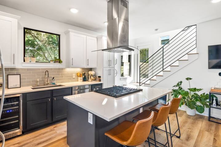 East Austin w/cowboy pool! Perfect for Formula 1!