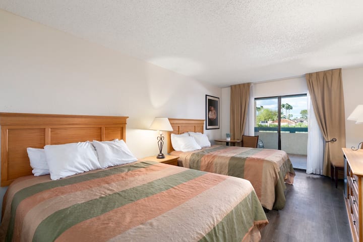 DORMITORIO 1: 2 camas tamaño queen, TV, vestidor/armario, acceso al patio privado, acceso al baño.