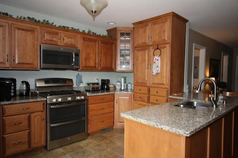 Yoder School Guest House with wifi and hot tub