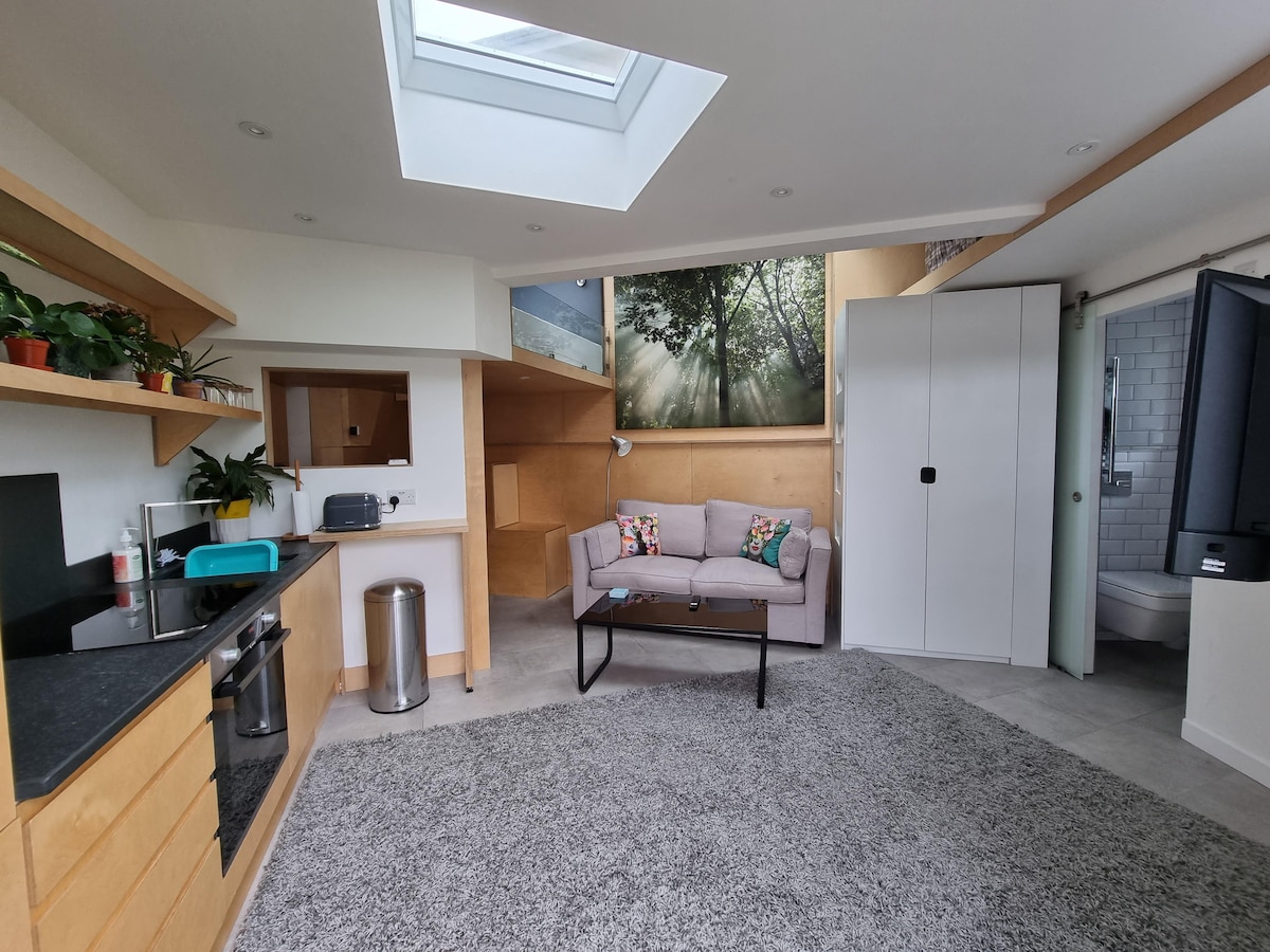 Popular Airbnb listing: Modern, self-contained annexe in coastal village in Northam