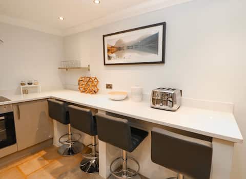 Family Fun 5BR: Hot Tub, Pool Table & Log Burner