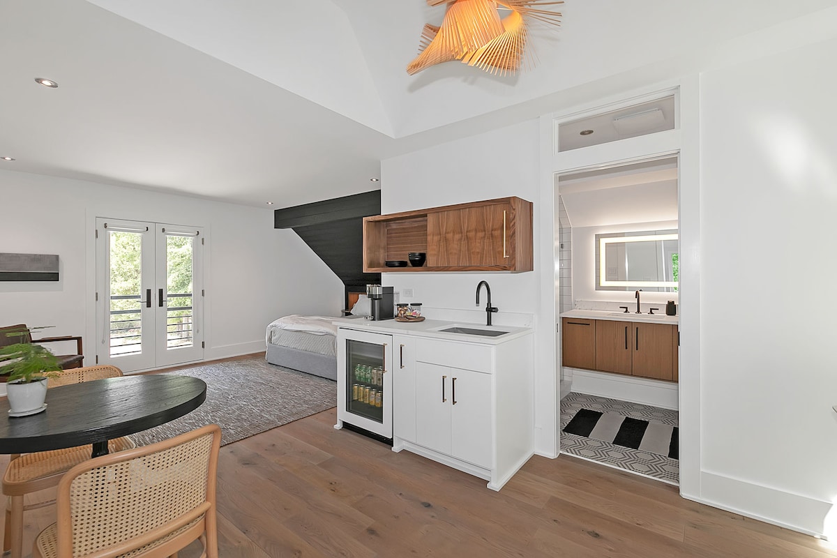Top Airbnb: Modern Guest Suite. Walk to Canton Street. in Roswell