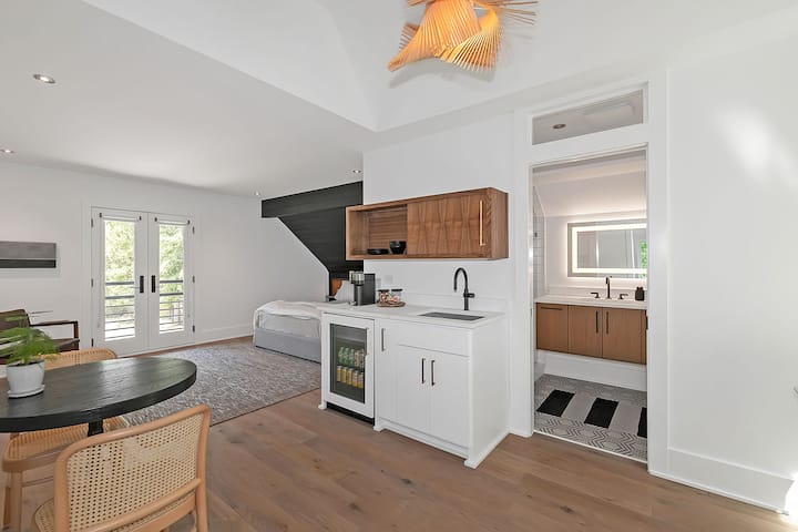 Modern Guest Suite. 
Walk To Canton Street. - Roswell, GA