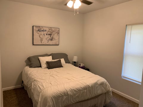 Cozy guest bedroom, very close to downtown
