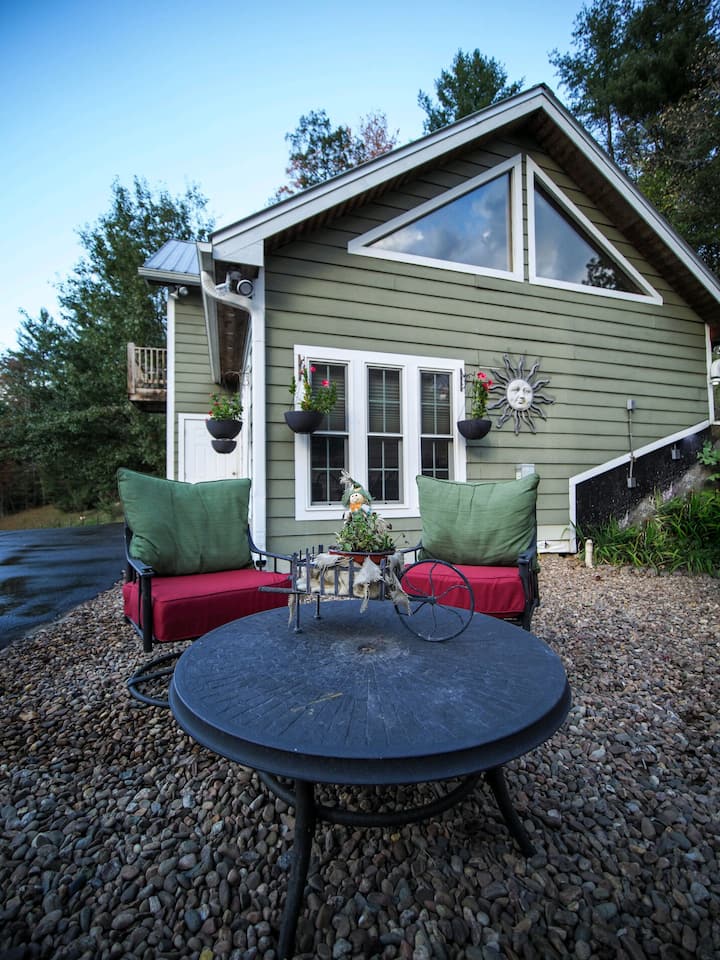 Eaglecrest Guest Cottage Pet Friendly(Hot Tub) Cottages for Rent