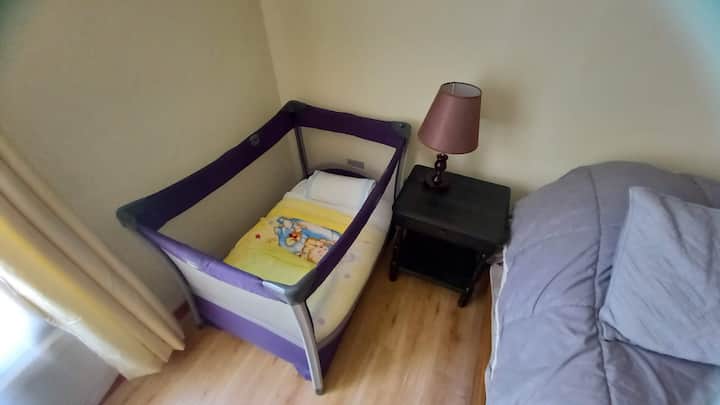 Práctica cuna pack and play y/o Corral para tu bebe de 6 meses o más. Dispone de ropa de cama.

Cuna pack and play y/o Corral Infanti.