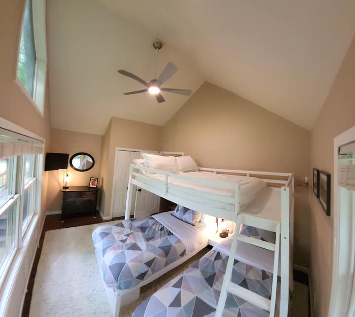 2nd bedroom with top-quality mattresses and fine sheets. 2 XL-twins and a full loft-style on top. Great for kids and surprisingly comfortable for adults.