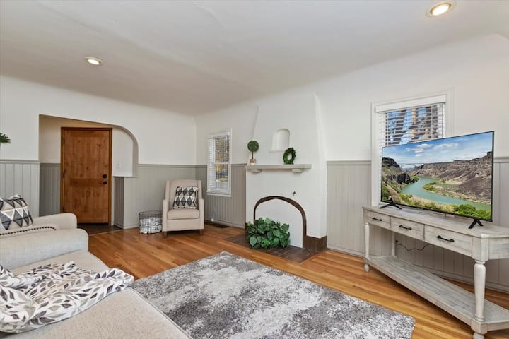 Cheerful 1 Bedroom Cottage, Entire Home & Laundry - Twin Falls, ID