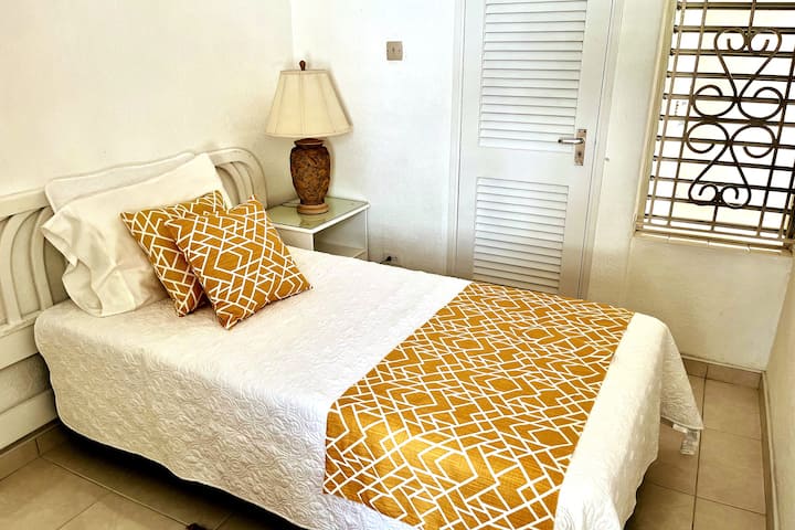 Единична спалня с гардероб и чекмеджета. 