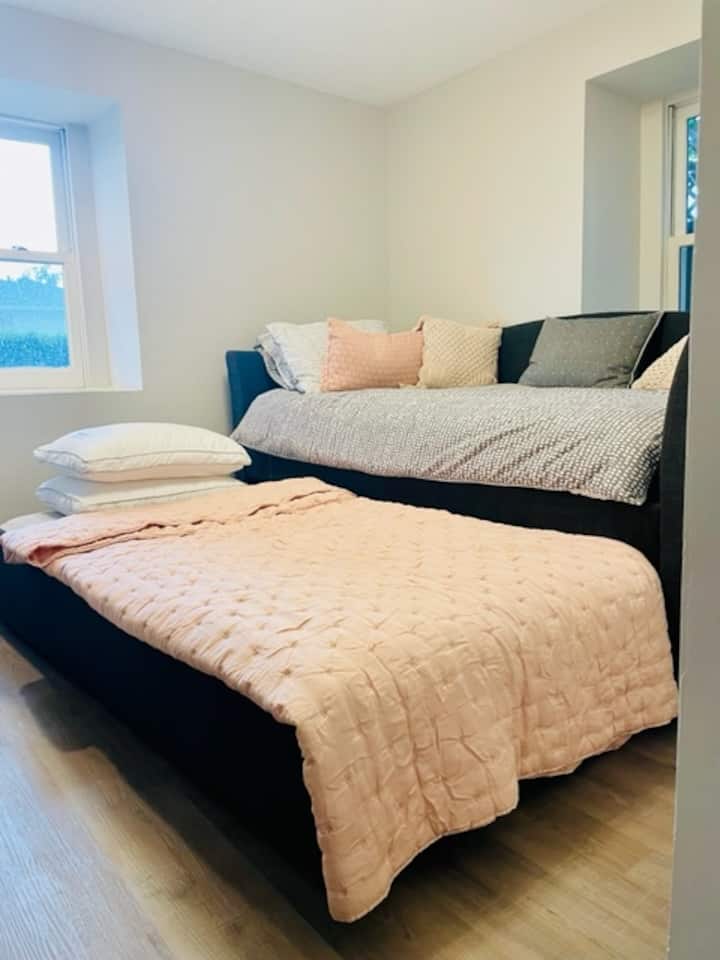 غرفة النوم الثانية: سرير فردي مع دولاب. يمكن تخزين العربة بعيدًا إذا لم تكن هناك حاجة إليها.