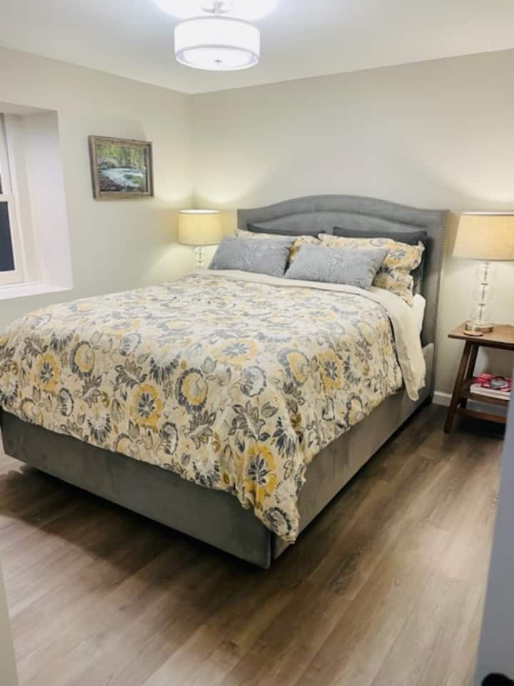 غرفة النوم الأولى: سرير بحجم كبير. مرتبة جديدة تمامًا.