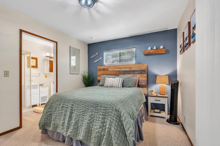 主卧配备记忆泡沫标准双人床 