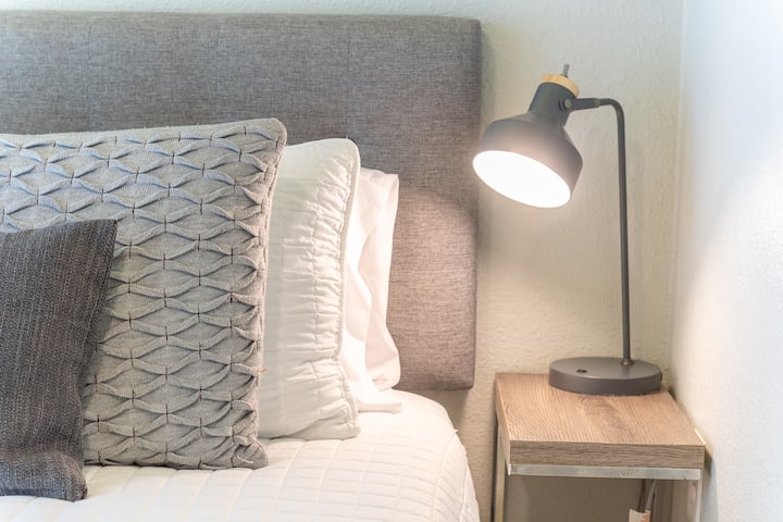 راحة لا مثيل لها: مرتبة Casper مقاس 14 بوصة، وغطاء تبريد Sealy مقاس 3 بوصات، وإطار سرير تدليك قابل للتعديل مع بياضات تبريد فاخرة. بالإضافة إلى شاحن متعدد بجانب السرير، وساعة Echo، ومصباح قراءة لإقامة مريحة حقًا.