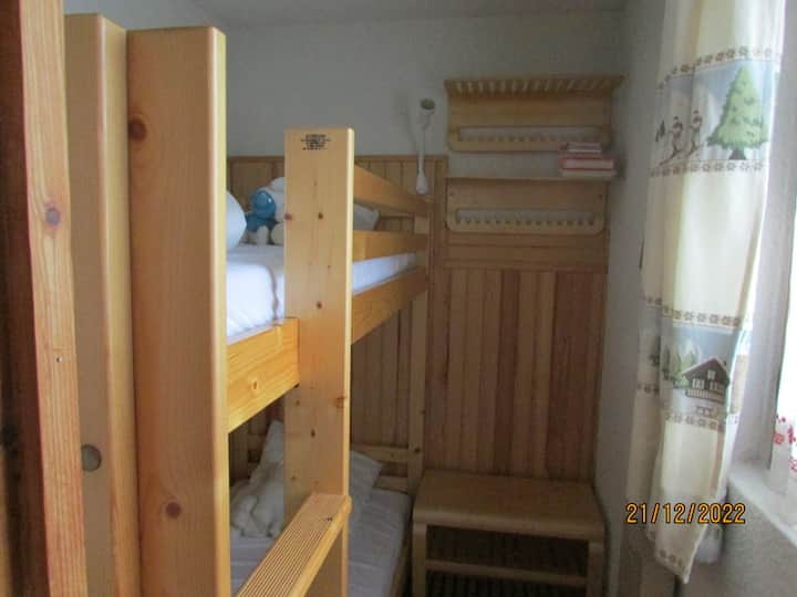 mala spavaća soba s vratima za dvoje djece