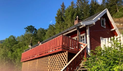 Cabin with annex at Sørfjorden, Hardanger.