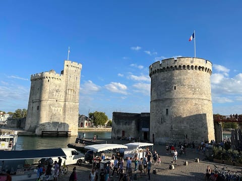 Popular Airbnb listing: Amazing flat beautiful View with air conditioning! in La Rochelle