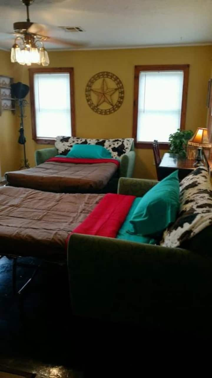 Tucked‑away Easy‑rest Home W/yard – 4 Mi To Post - ロートン, OK