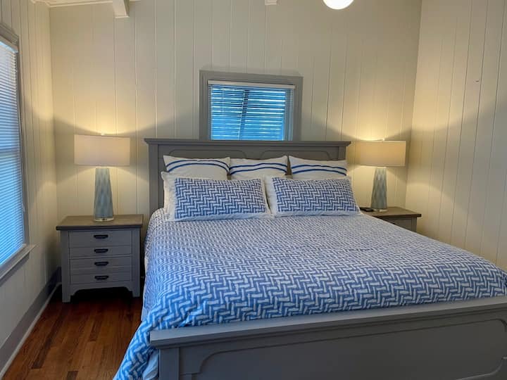 Მთავარი დონის დიდი საძინებელი ფლიგელის სააბაზანოთი
