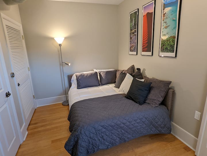 2nd bedroom (with queen bed)