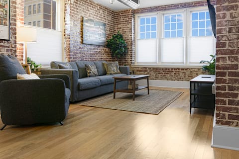 Gorgeous 2BR downtown condo near EVERYTHING!