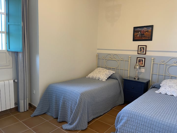 Dos camas individuales que puede convertirse en literas