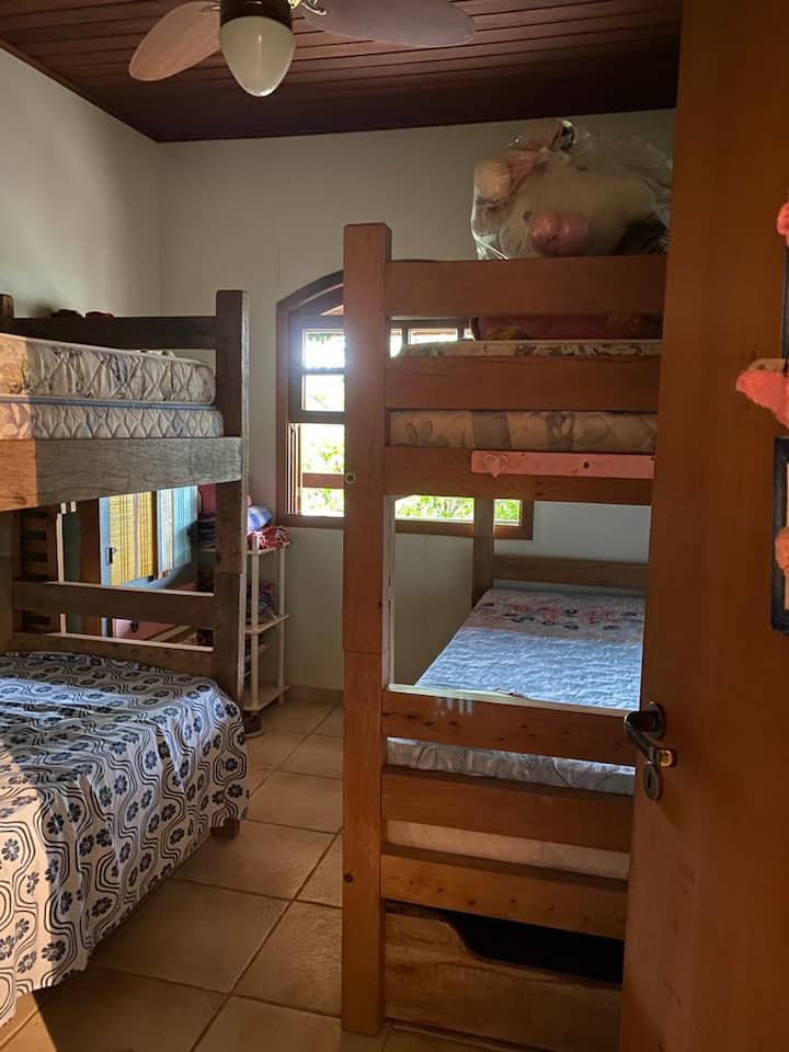 Chambre avec deux lits superposés, ensemble de draps, ventilateur , chambre bien aérée, ventilateur